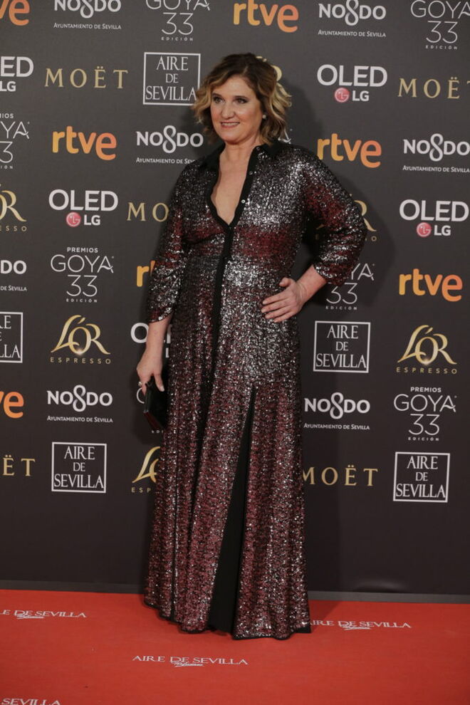 Ana Wagener em vestido e sapatos Cuple, acessórios Bárcena e mala Jimmy Choo