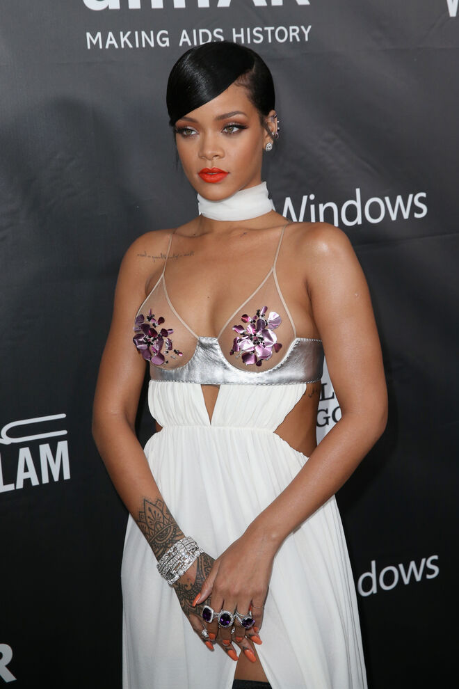 Rihanna,
PEIXES (19 de fevereiro – 20 de março)
Excitante: Conexões espirituais profundas, como o sexo tântrico, deixam a mulher Peixes interessada. Elas entendem e valorizam a conexão espiritual aliada à sexualidade.
Desinteressante: Estas personalidades gostam de remar rio a cima e de não se sentirem presas.