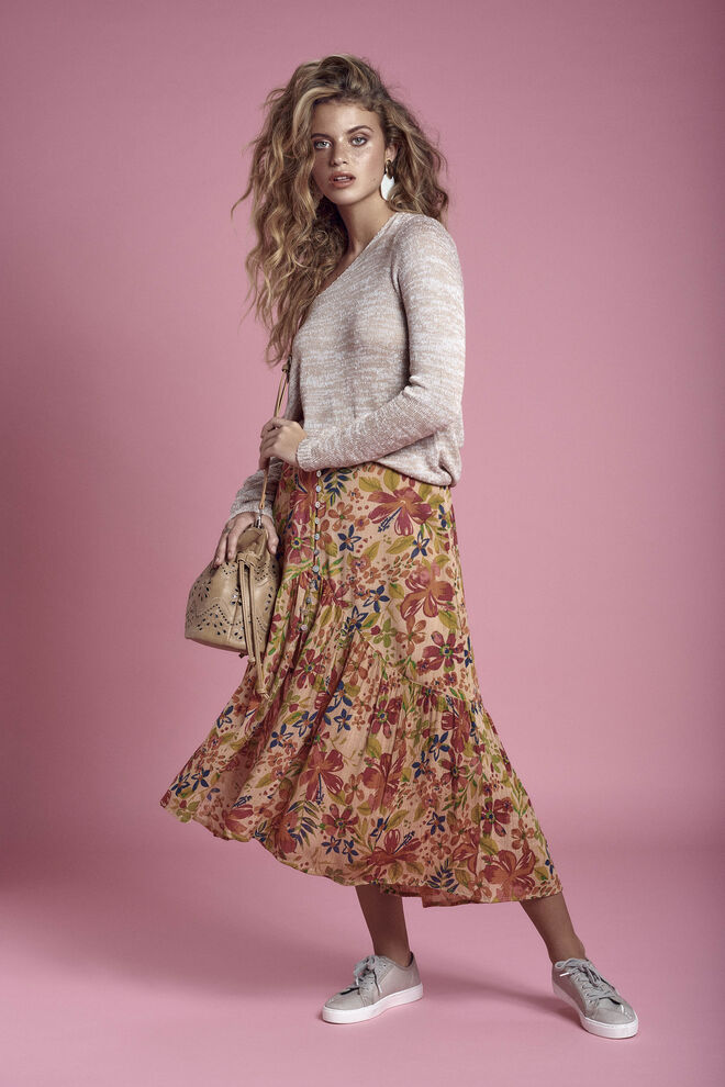 Blusa €28,99€, Saia €29,99€, Sapatilhas €26,99, Mala €22,99