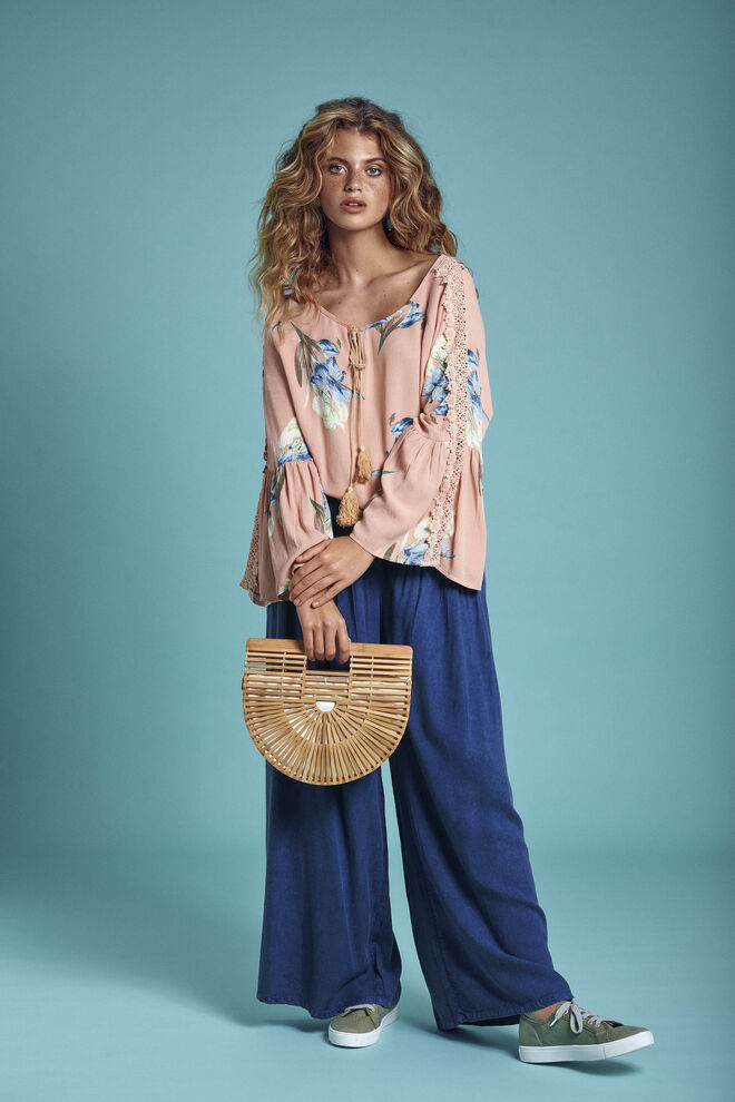 Blusa €32,99, Calças €26,99, Sapatilhas €24,99, Mala Boho Purist €39,99