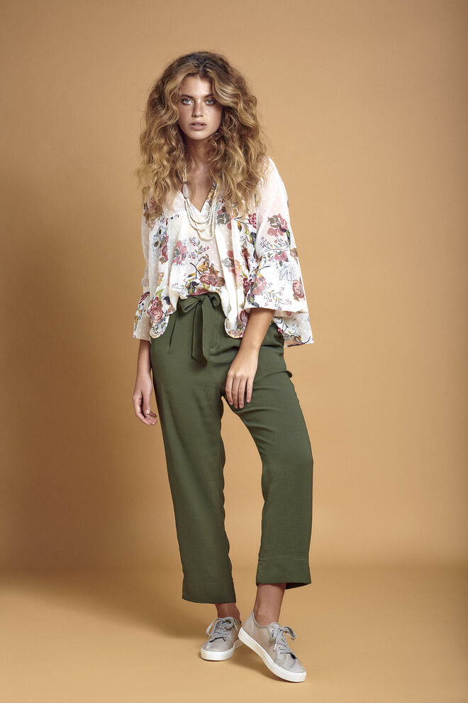 Blusa €34,99, Calças €29,99€, Sapatilhas €26,99