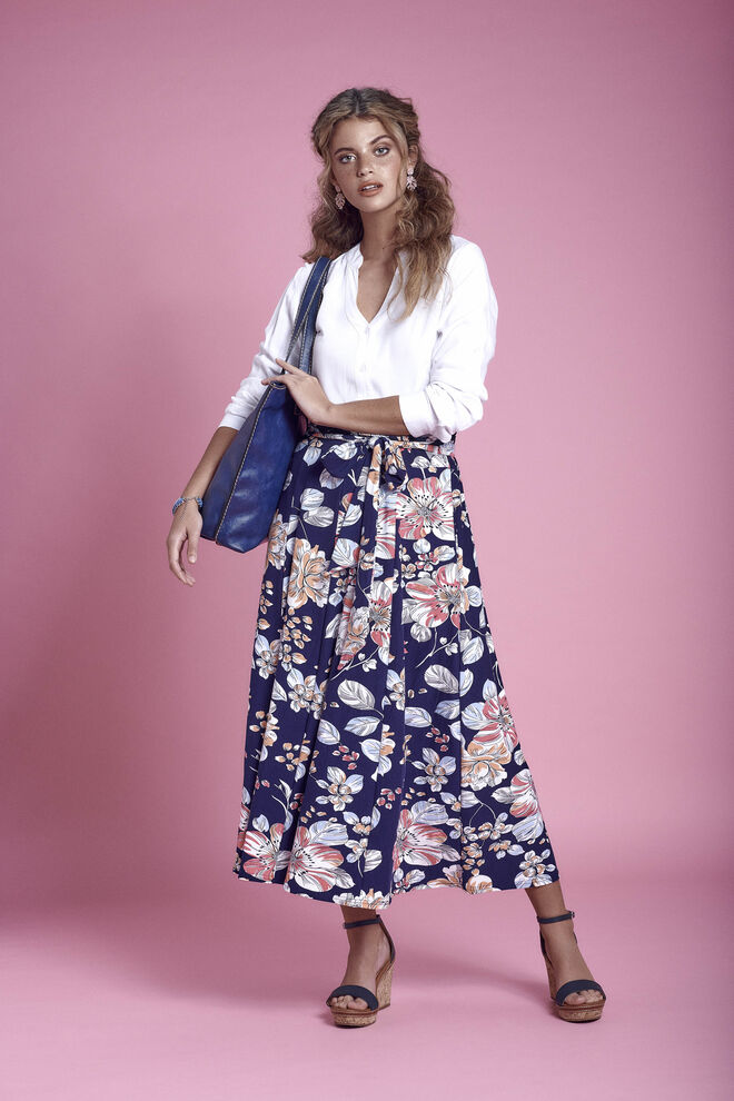 Camisa Daylight €28,99, Saia Daylight €26,99, Sandálias Riviera €29,99, Mala Riviera €29,99