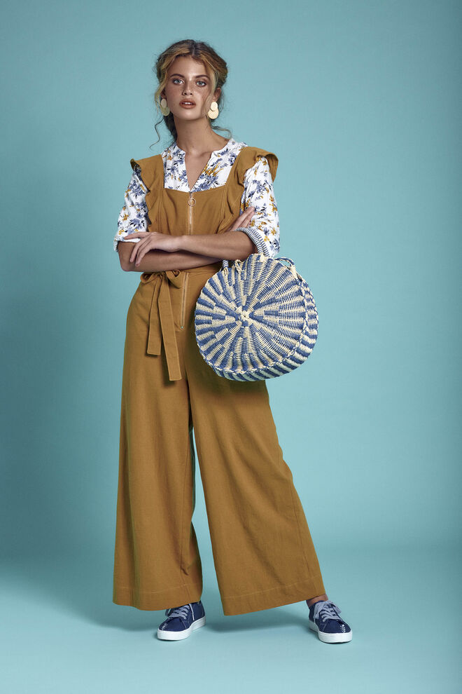 Macacão €39,99, Blusa €29,99, Mala Boho Purist €29,99, Sapatilhas €26,99, Brincos Boho Purist €6,99