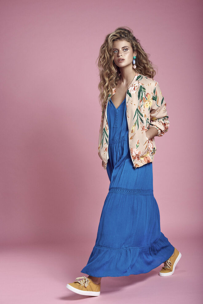 Vestido €36,99, Casaco €29,99, Sapatilhas €24,99