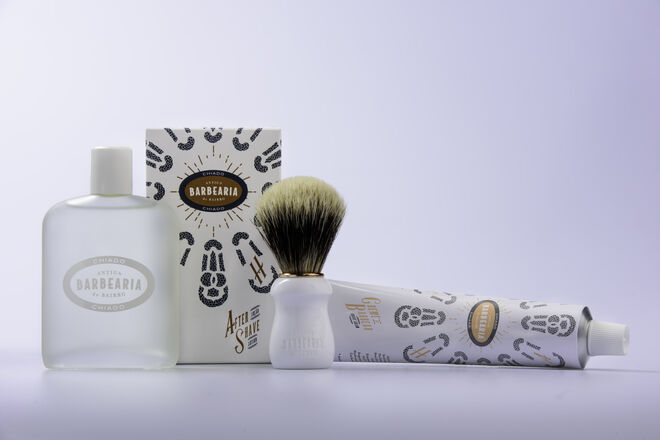Linha Chiado com pincel para barbear (€49,50), aftershave (€25,50) e creme de barbear (€10,50), Antiga Barbearia de Bairro