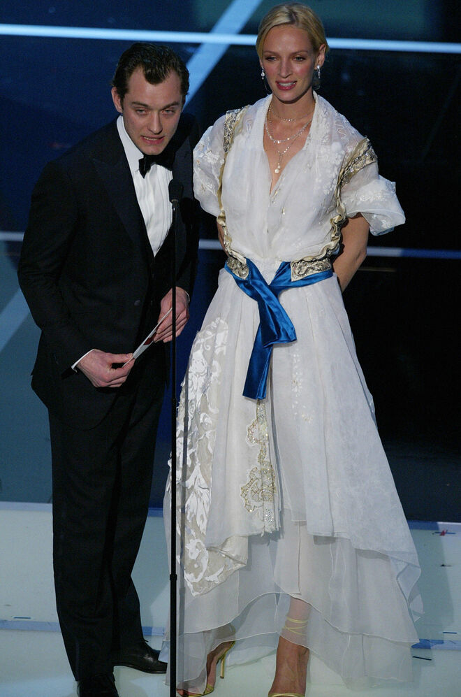 Uma Thurman, 2004 | A atriz de Kill Bill e Pulp Fiction escolheu um vestido demasiado confuso para a 76ª edição dos Óscares. Uma espécie de vestido em tule branco, com um colete dourado e ainda um cinto azul esmeralda. 