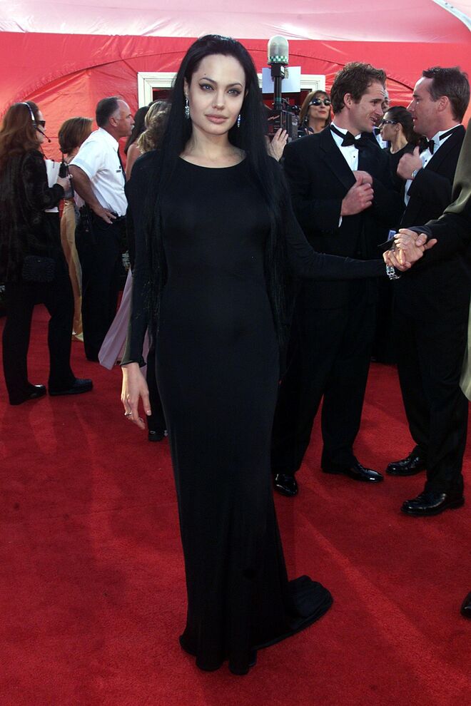 Angelina Jolie, 2010 | No mesmo ano, Jolie apareceu na mesma passadeira vermelha com um vestido preto e com o cabelo a condizer. Um look demasiado dark e alongado.