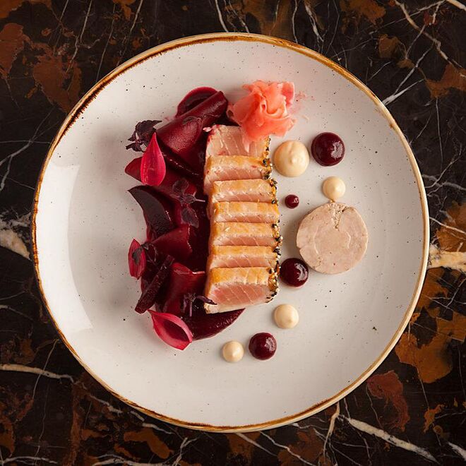 O tataki de espadarte rosa é um dos pratos que faz parte do brunch Tataki.