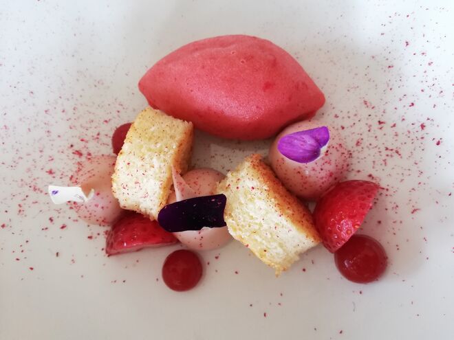 Lovebirds, biscuit de bergamota, cremoso de morango, flor de sabugueiro e sorbet de Gari