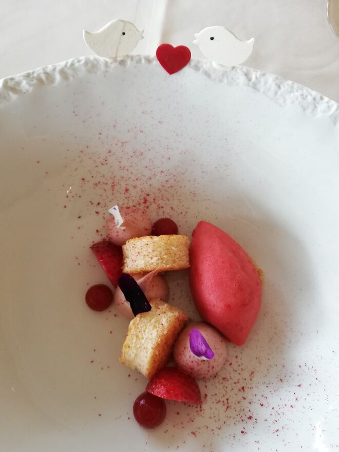 Lovebirds, biscuit de bergamota, cremoso de morango, flor de sabugueiro e sorbet de Gari