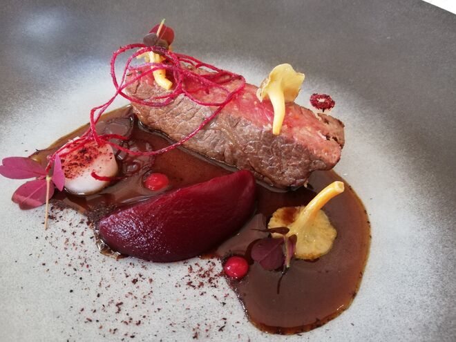 Novilho irlandês maturado, com puré de beterraba, gel de groselhas e molho de pimenta Voatsiperifery