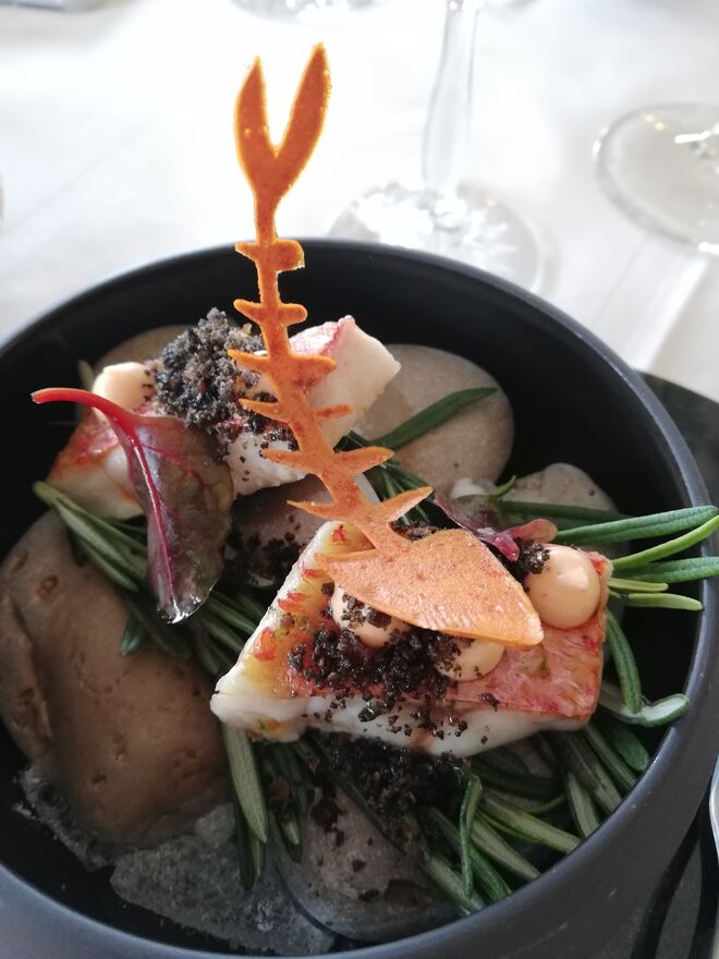 Salmonete braseado em folhas de amaranto, cinza de alecrim e flor de sal fumada