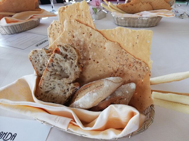 Cesto de pães feitos diariamente no hotel