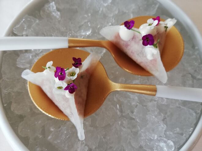 Tártaro de vitela, rábano picante e flores de Alisson