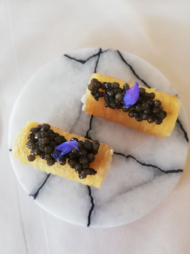 Rolo de batata com caranguejo real, caviar Neuvic e borragem