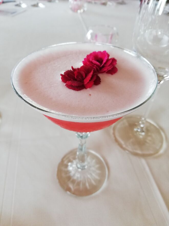 Cocktail S. Valentim, feito com gin Brockmans, limoncello, pimenta rosa e hibiscos