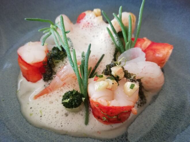 Carabineiro, camarão Marreco, emulsão de coco e lima-da-pérsia Beignet de crustáceos, pó de aipo e combawa