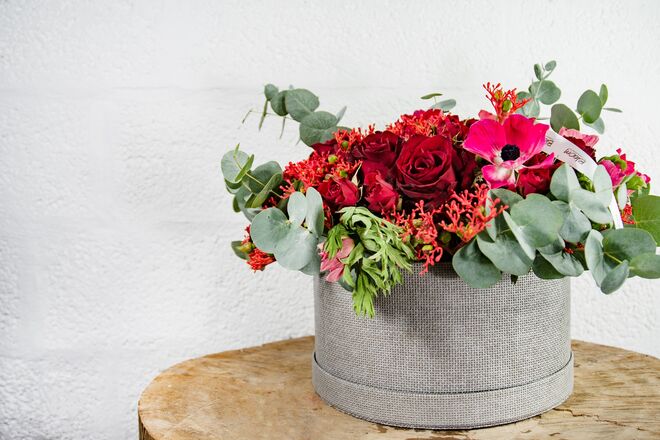 Caixa com rosas vermelhas anêmonas, jatrofa e eucalipto, a partir de €40, Bloom