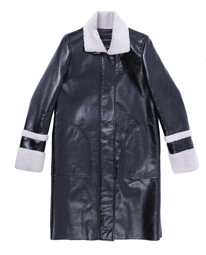 Sobretudo em vinil e carneira, agora €89, Adolfo Dominguez, no Freeport Lisboa Fashion Outlet e Vila do Conde Porto Fashion Outlet