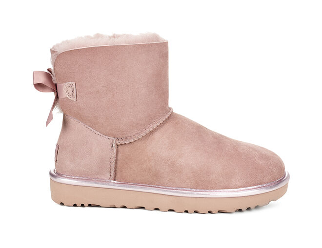 Botas Mini Bailey Bow Metallic, €209, UGG