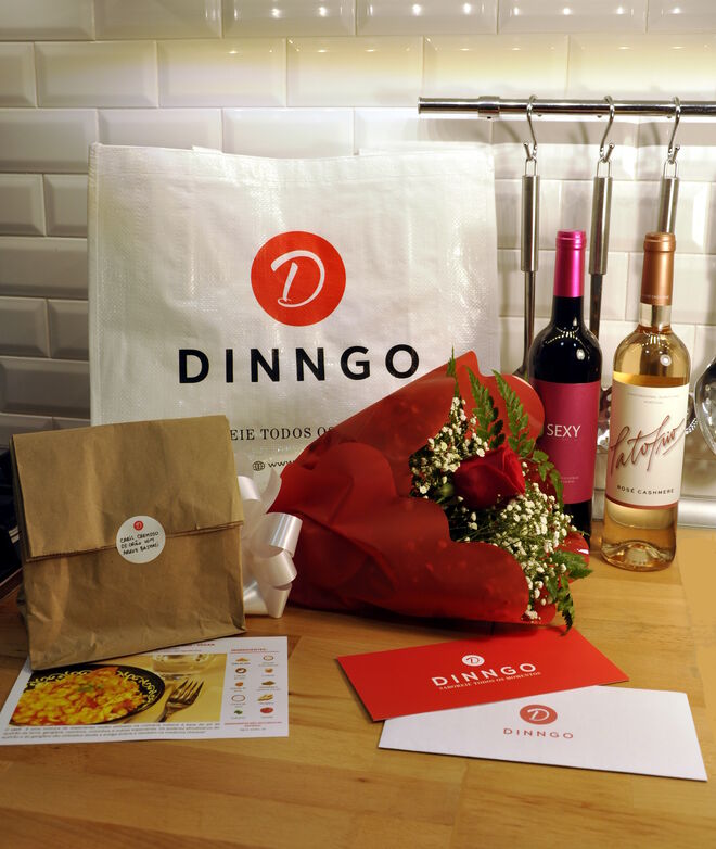 Valentine Kit - ingredientes nas quantidades exatas para preparar em casa um prato para dois, vinho, flores e postal para dedicatória de amor, €35, Dinngo, em www.dinngo.pt