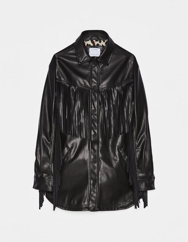 Camisa em efeito pele, €35,99, Bershka