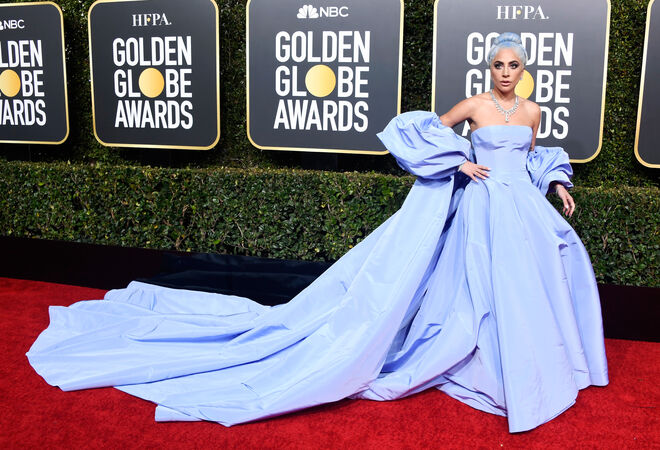 JANEIRO | Lady Gaga em Valentino e joias Tiffany & Co. nos Globos de Ouro 2019