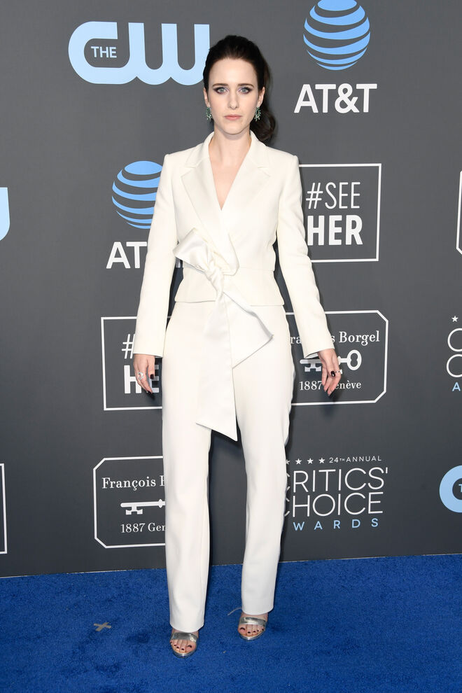 JANEIRO | Rachel Brosnahan em Carolina Herrera e sandálias Jimmy Choo nos Critics’ Choice Awards 2019