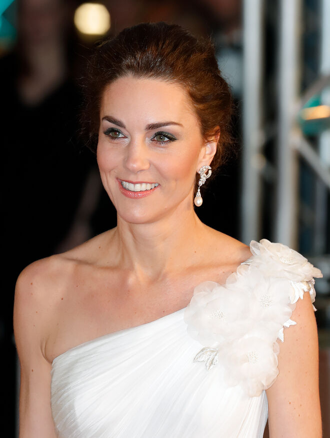 Kate Middleton em Alexander McQueen e sapatos Jimmy Choo.