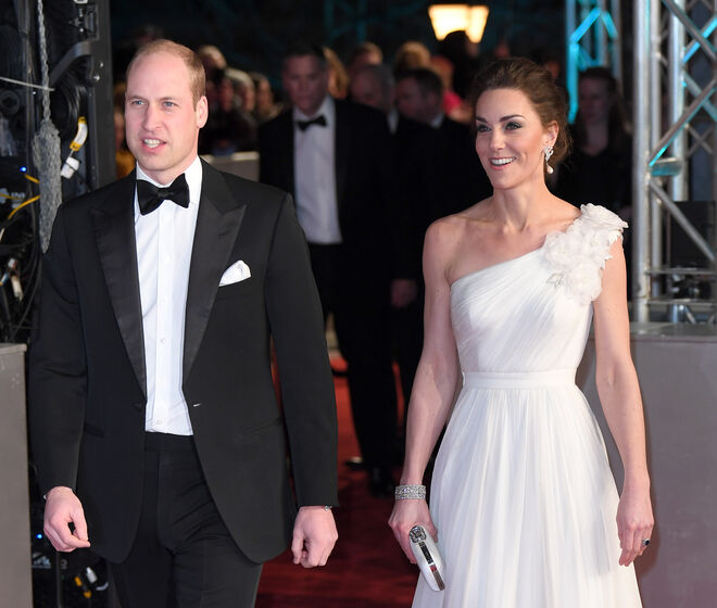 Kate Middleton em Alexander McQueen e sapatos Jimmy Choo.