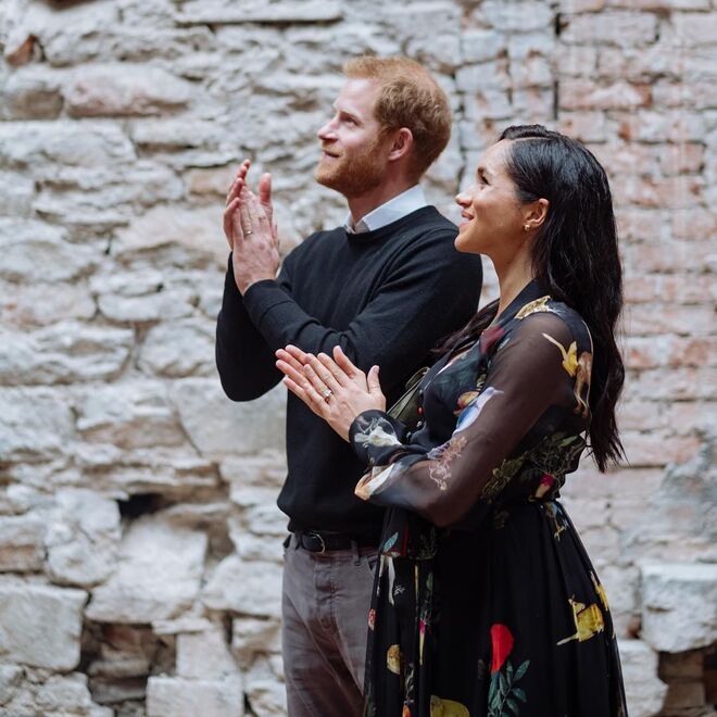 Meghan Markle em Oscar de la Renta numa visita à instituição One25.