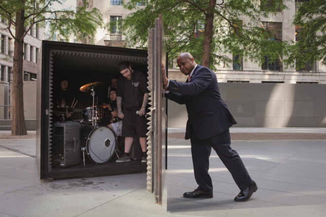 Ver a exposição e a performance de João Onofre