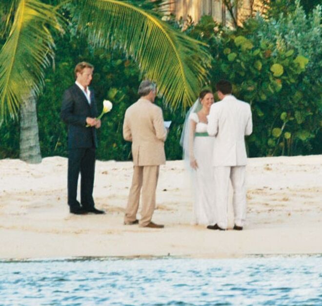 Grávida de quatro meses, Jennifer Garner oficializou a relação com Ben Affleck numa cerimónia secreta nas Caraibas, em junho de 2005.  Escolheu um vestido Vera Wang.