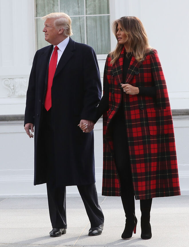 Melania a usar um casaso Michael Kors (€3670) durante uma visita à Carolina do Norte, nos EUA, a 19 de novembro de 2018