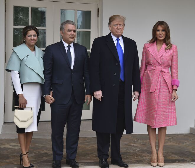 Melania a usar um casaco da Fendi (€4433) durante a visita oficial do Presidente da Colômbia à Casa Branca, a 13 de fevereiro de 2019
