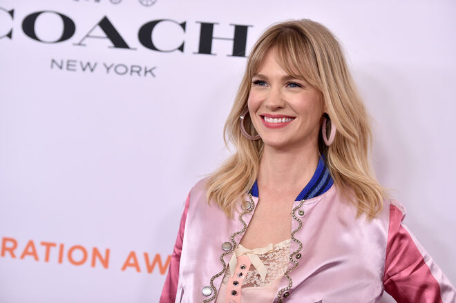 January Jones: “Se eu quero um parceiro? Talvez. Mas não me sinto infeliz ou sozinha. Teria que ser alguém tão incrível que eu quereria criar espaço para ele. Alguém que contribuísse para a minha felicidade e não para a apagar.”