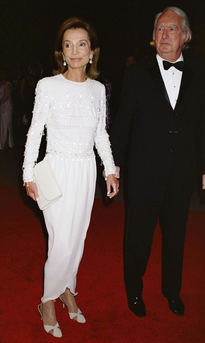 Lee Radziwill e Richard Meier chegam à exposição 'Jacqueline Kennedy: The White House Years, Selections from the John F. Kennedy Library and Museum', no Metropolitan Museum of Art, em Nova Iorque, a 24 de abril de 2001