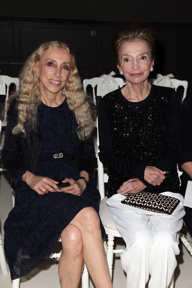 Franca Sozzani e Lee Radziwill no desfile de alta-costura outono/inverno Giambattista Valli 2014-2015, na Semana de Moda de Paris, a 7 de julho de 2014