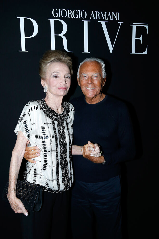 Lee Radziwill e Giorgio Armani no desfile de alta-costura outono/inverno Giorgio Armani Privé 2015/2016, na Semana de Moda de Paris, a 7 de julho de 2015