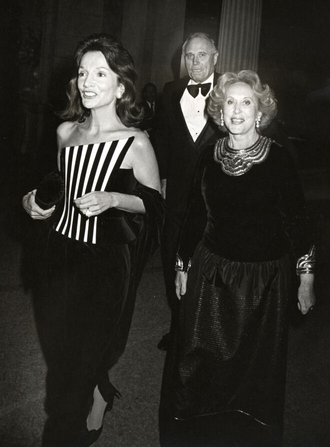 Lee Radziwill, Estée Lauder e Jack Warnecke durante a restrospetiva Pierre Cardin Fashion no Metropolitan Museum of Art, em Nova Iorque, a  6 de outubro de 1980