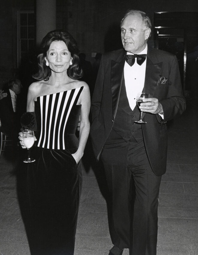 Lee Radziwill e Jack Warnecke durante a restrospetiva Pierre Cardin Fashion no Metropolitan Museum of Art, em Nova Iorque, a  6 de outubro de 1980