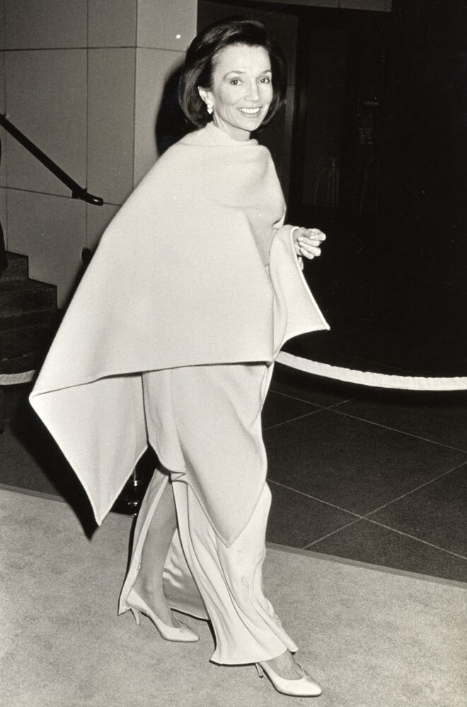 Lee Radziwill no desfile de Giorgio Armani no Museu de Arte Contemporânea, em Los Angeles, a 27 de janeiro de 1988