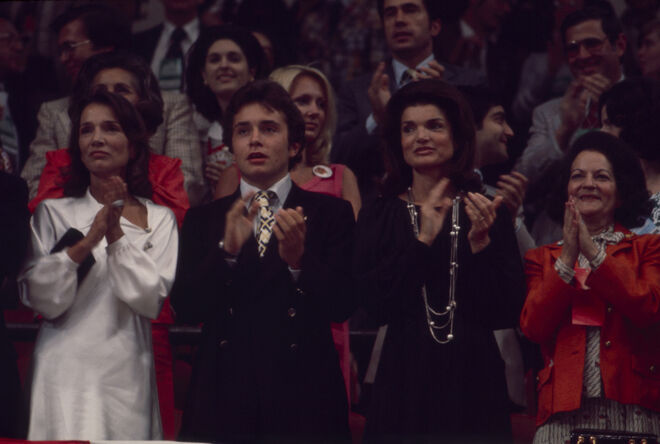 Lee Radziwill, Anthony Radziwill e Jacqueline Kennedy na Convenção Democrática Nacional de 1976, no Madison Square Garden, em Nova Iorque, a 1 de julho de 1976