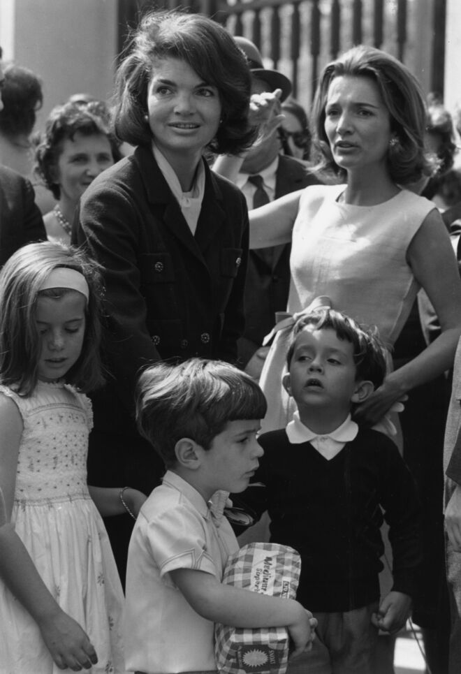 Jacqueline Kennedy e Lee Radziwill com Caroline, John Jr. e Anthony em frente ao Buckingham Palace, em Londres, a 14 de maio de 1965