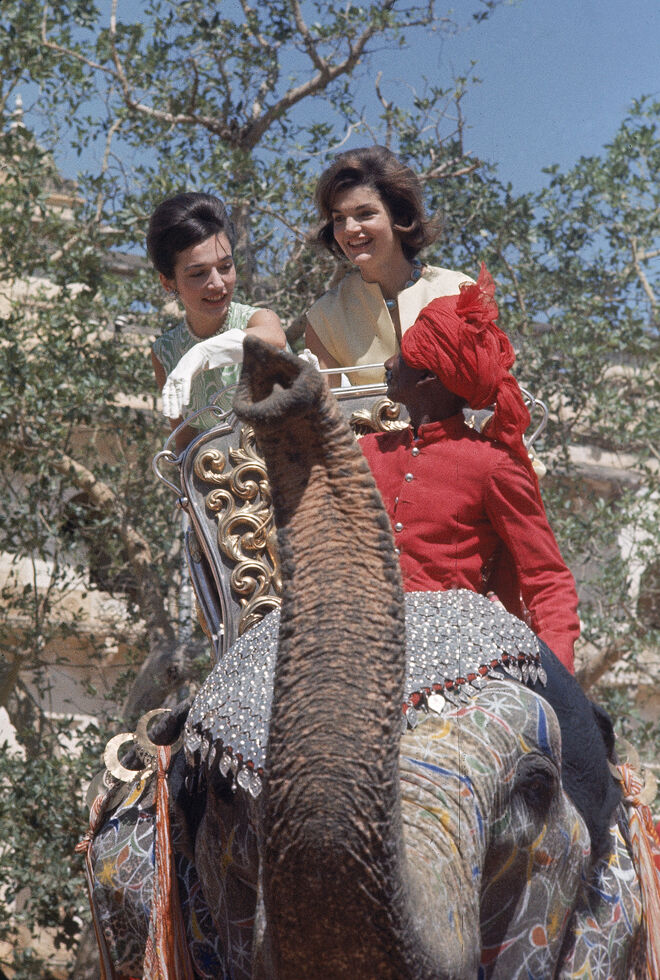 Jacqueline Kennedy e Lee Radziwill num passeio de elefante no Paquistão, a 19 de março de 1962