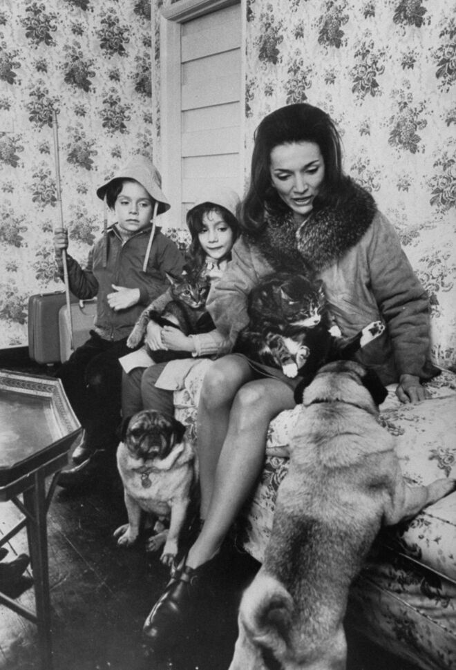 Lee Radziwill com seus filhos Anthony e Anna Christina mais os dois gatos e dois cachorros, em junho de 1967