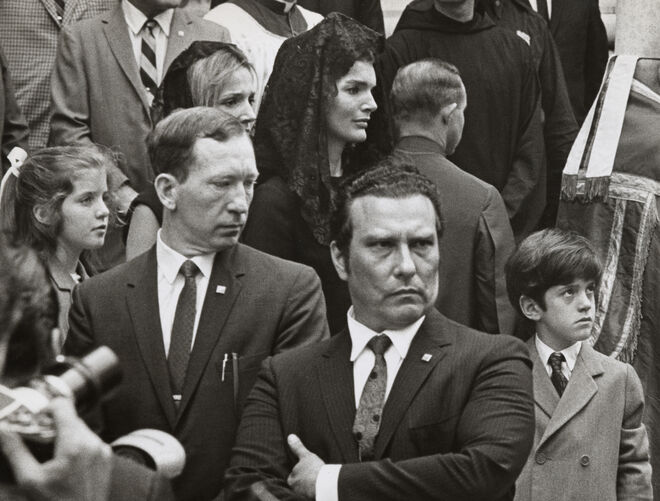 Caroline Kennedy, Lee Radziwill, Jackie Kennedy e John F. Kennedy Jr. no funeral de Robert F. Kennedy, a 8 de junho de 1968
