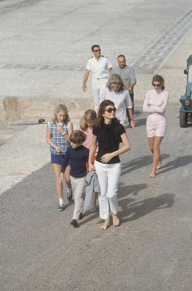 Jacqueline Kennedy com John Jr, Caroline, Lee Radziwill e Pat Lawford, em Skorpios, Grécia, em outubro de 1968