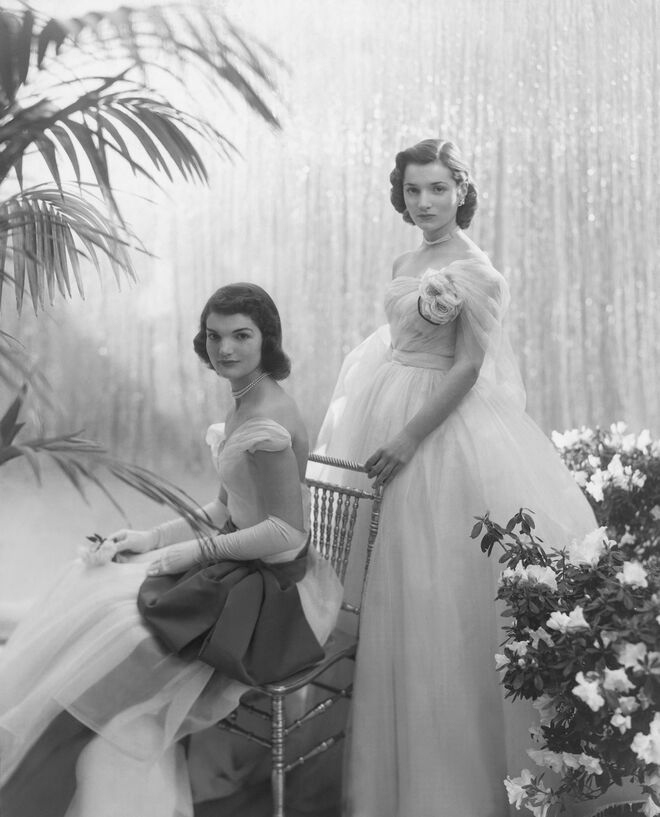 As irmãs Jacqueline Bouvier e Caroline Lee Bouvier, depois conhecidas como Jacqueline Kennedy Onassis e Lee Radziwill, em março de 1951
