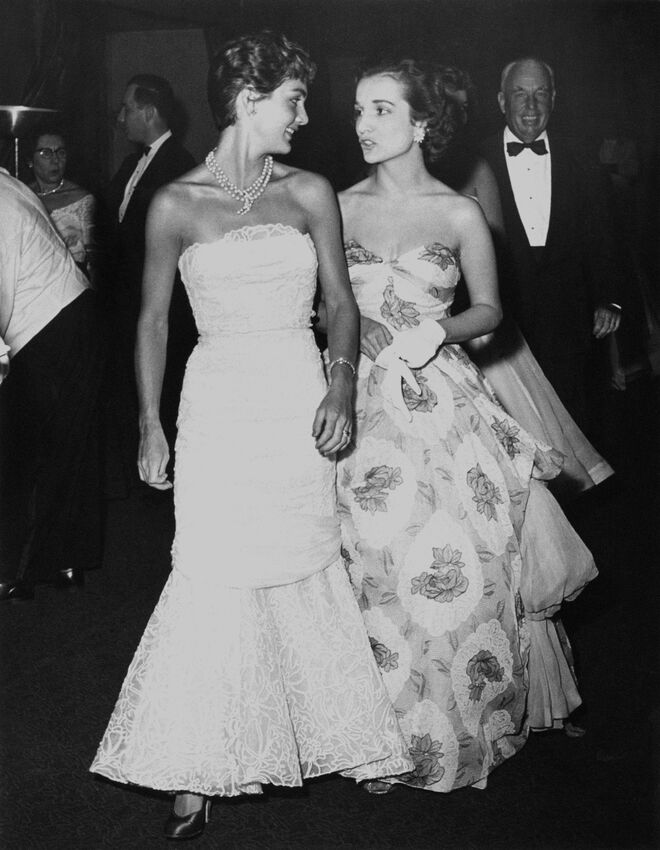 As irmãs Bouvier no Franco-American Ball, no hotel Waldorf Astoria, em Nova Iorque, em julho de 1954